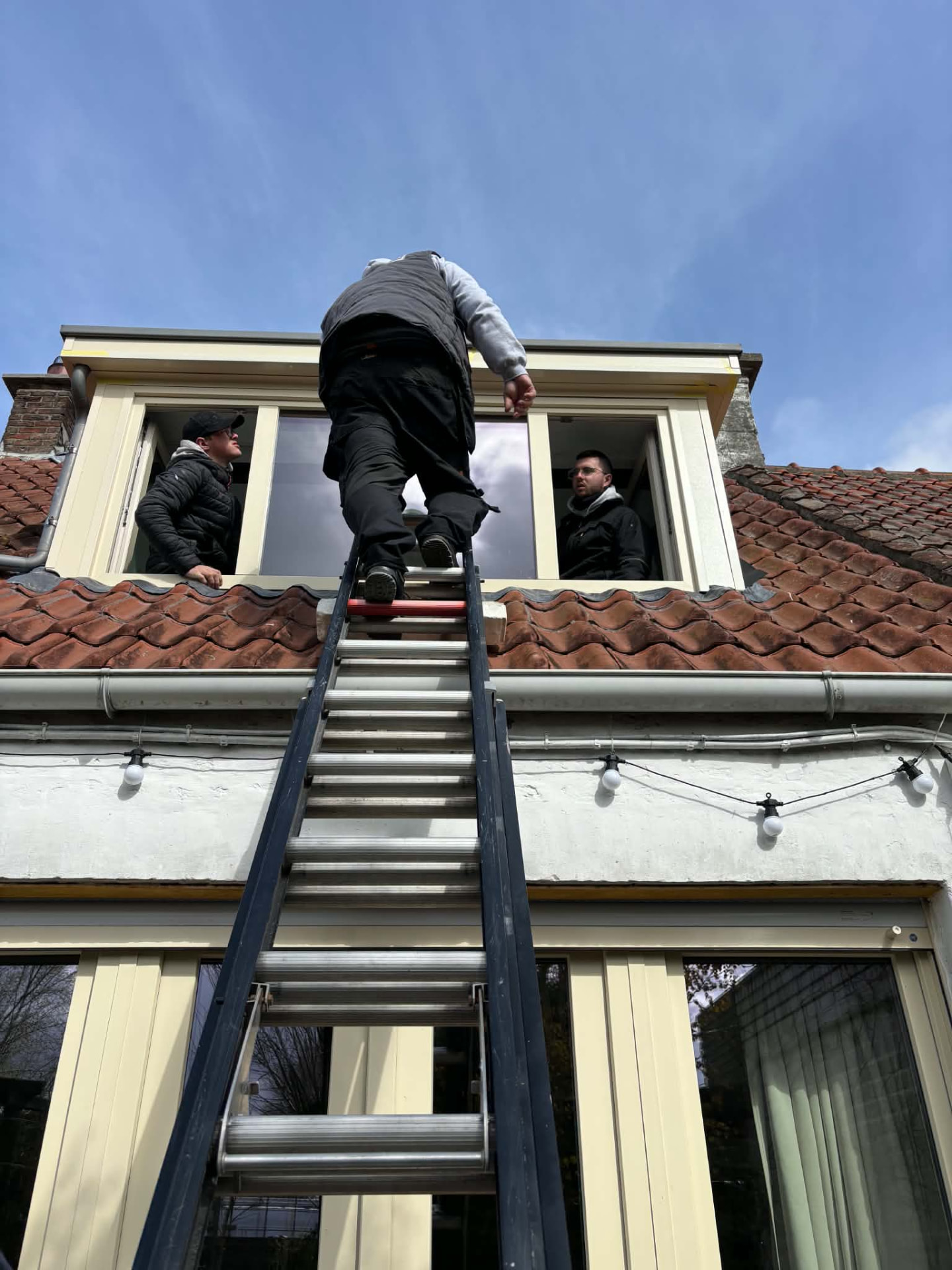 Het team van Crevits Kurt plaatst een raam op de werf