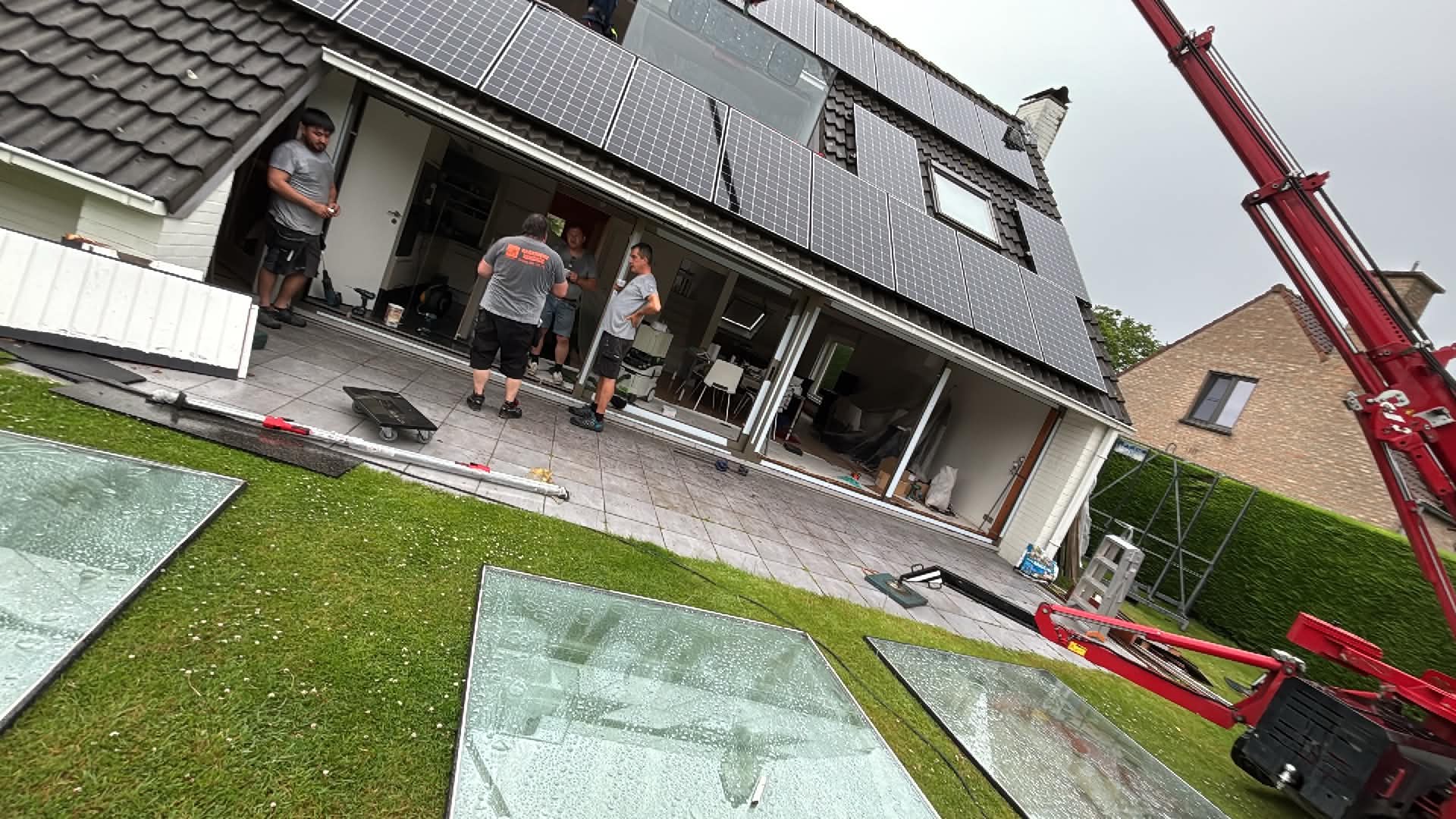 Werffoto met glasplaten en zonnepanelen