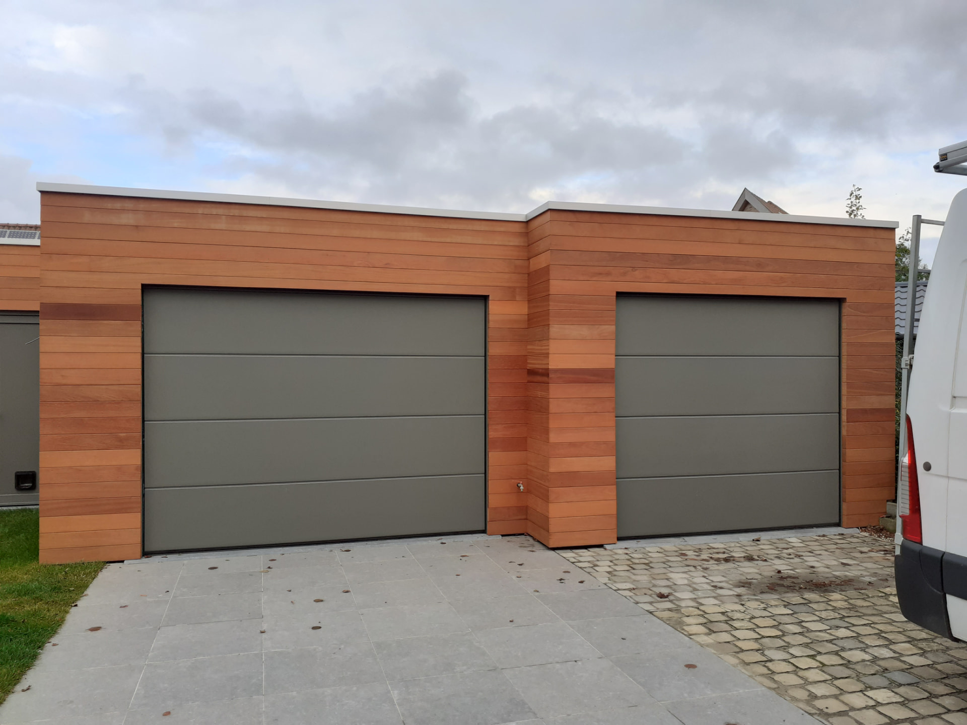Dubbele garagepoort met houtbekleding