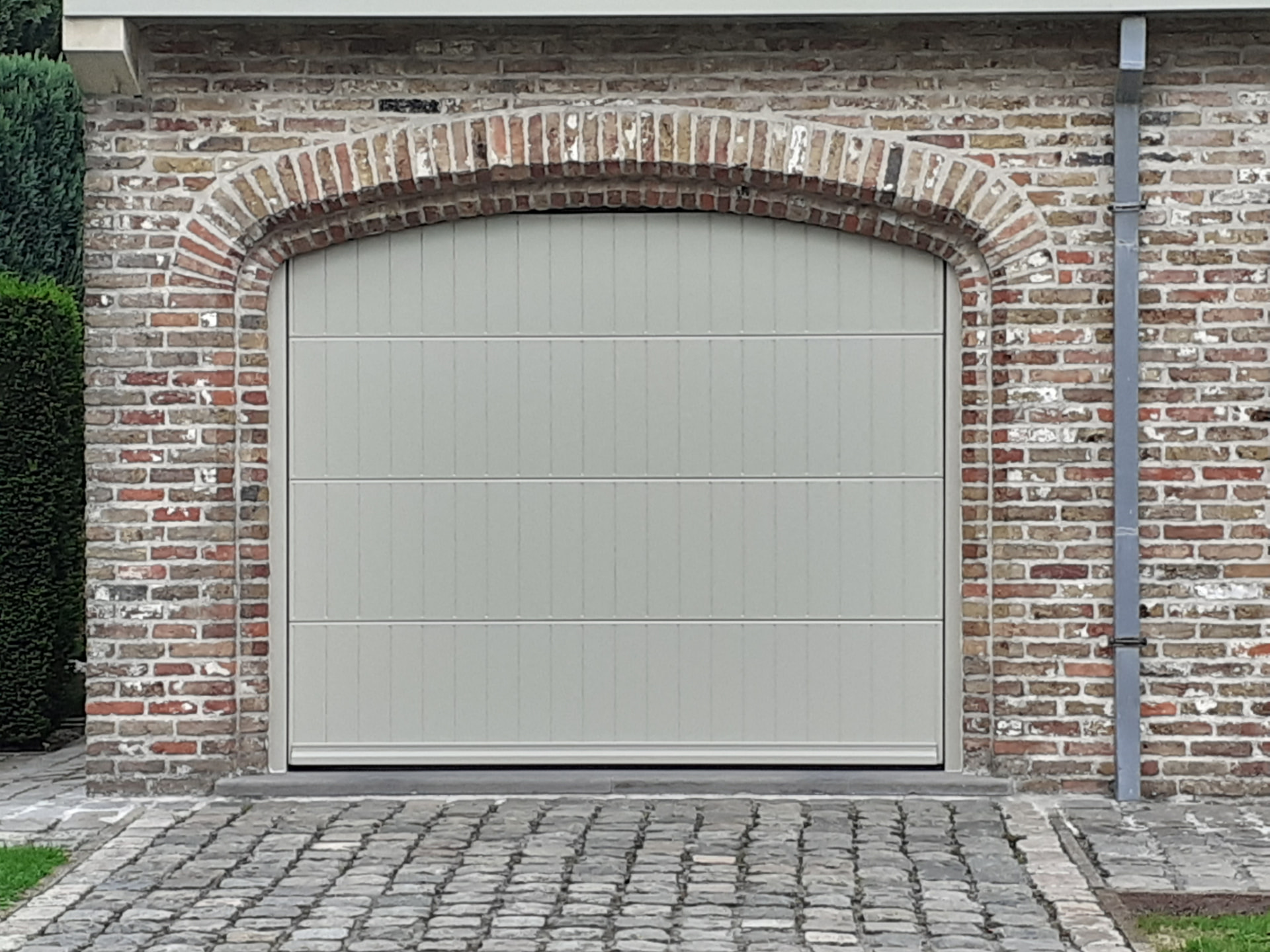 Garagepoort in landelijke gevel