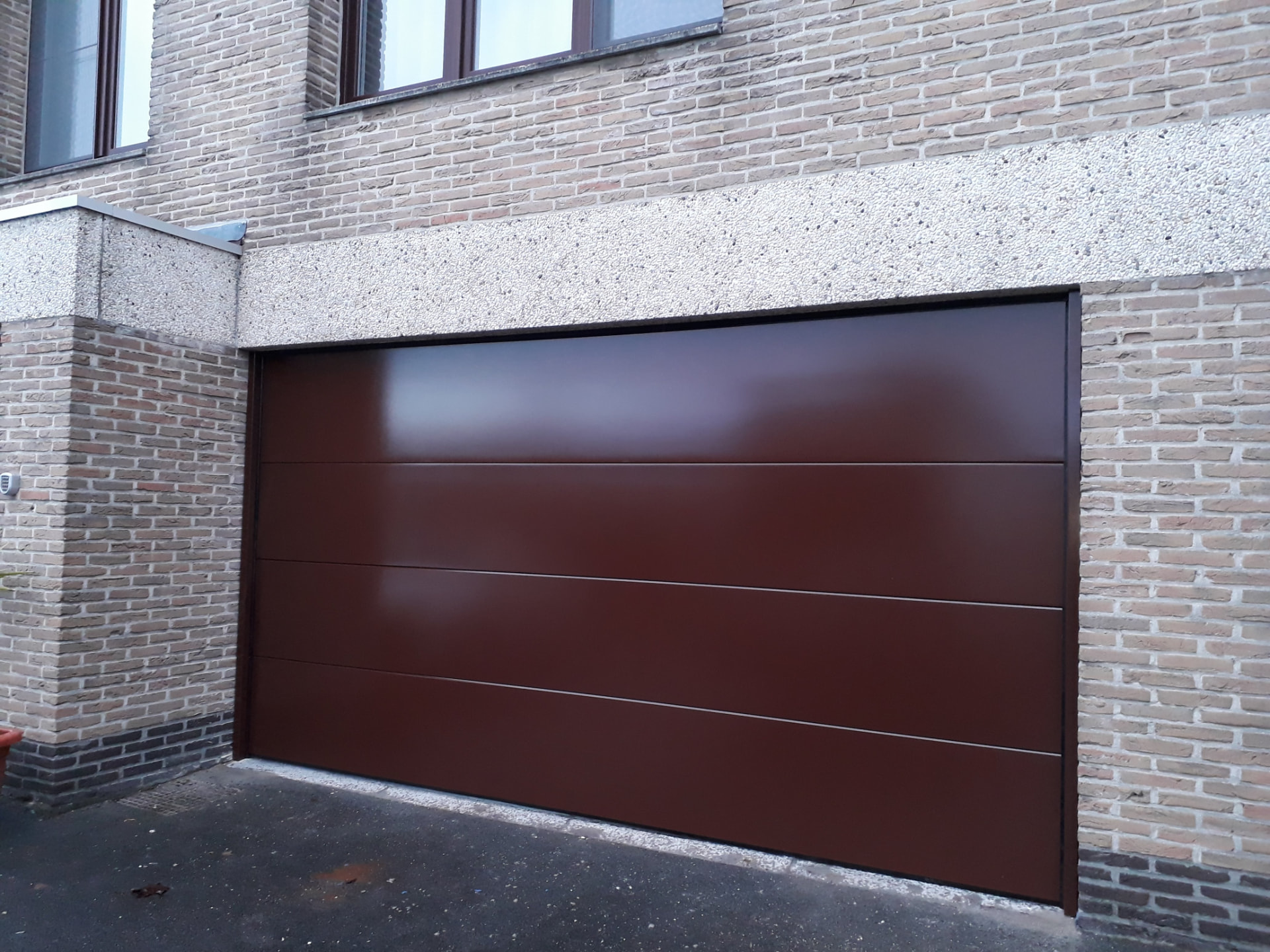 Bruine sectionale garagepoort