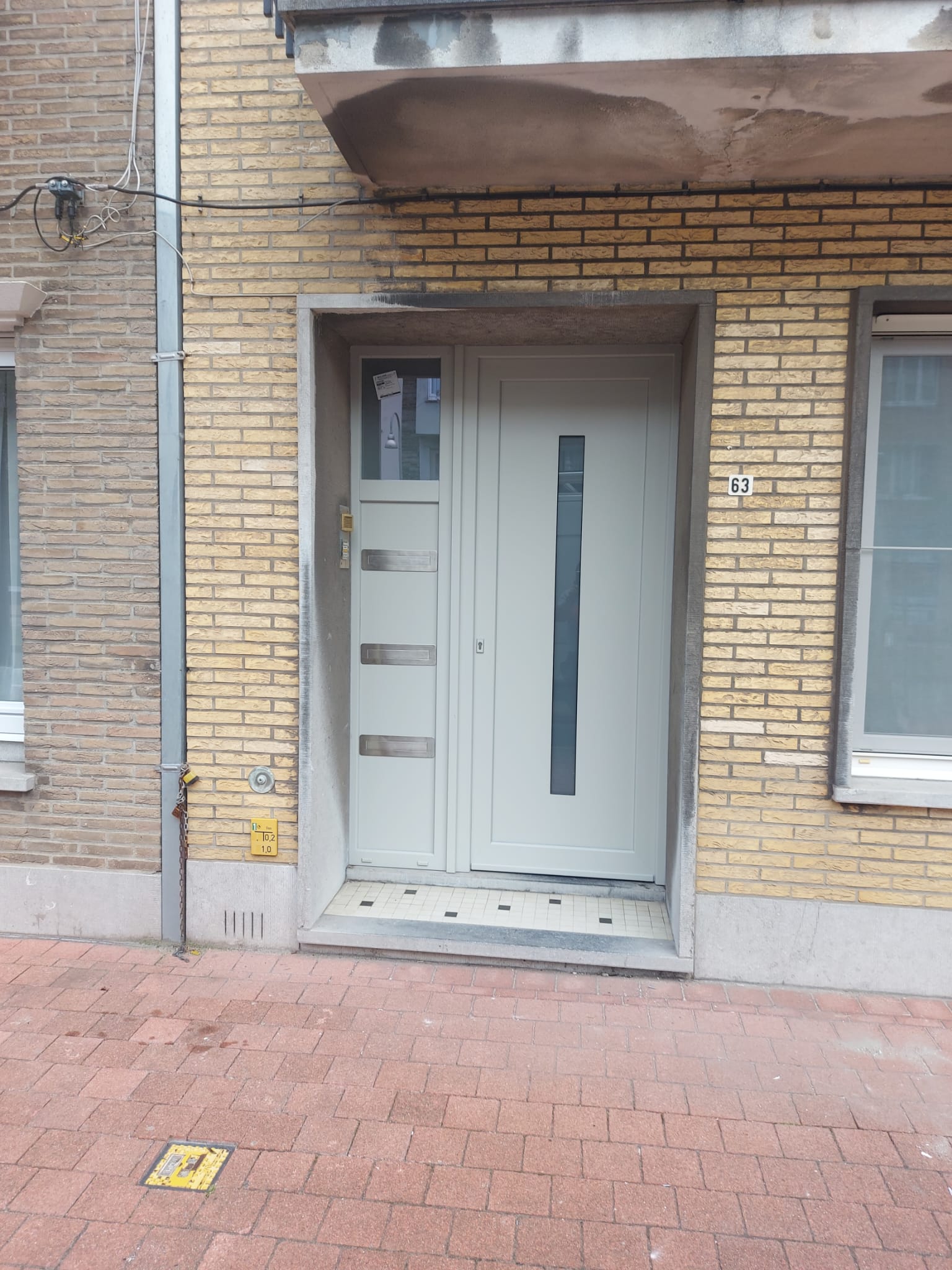 Grijze voordeur met ramen